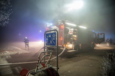 Waiblingen: Holzanbau brennt im Dachgeschoss durch Feuerwerk